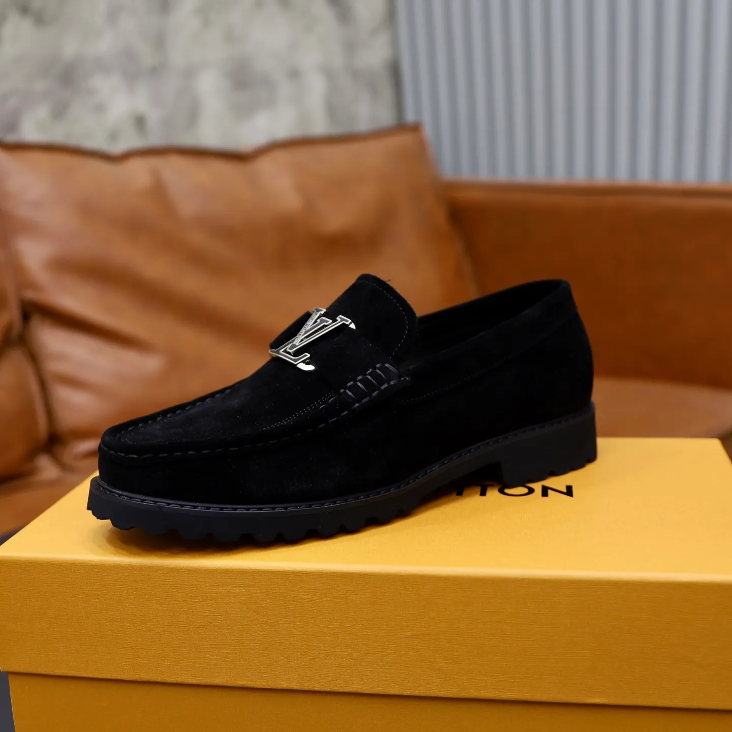Ex-factory price: 600💰Louis Vuitton LV men's classic Oxford shoes, men's business formal boutique leather shoes, classic style, almond kernel exquisite toe, ultimate art, the whole shoe is made of imported cow leather (open edge beads), carefully selected, fine pores, excellent gloss, soft texture, strong toughness, durable and not easy to deform, apricot fetal cowhide leather lining, soft and comfortable, sweat-absorbent and breathable. Foam outsole, original box and dust bag packaging! Size: 38–44 (45/46 customized)